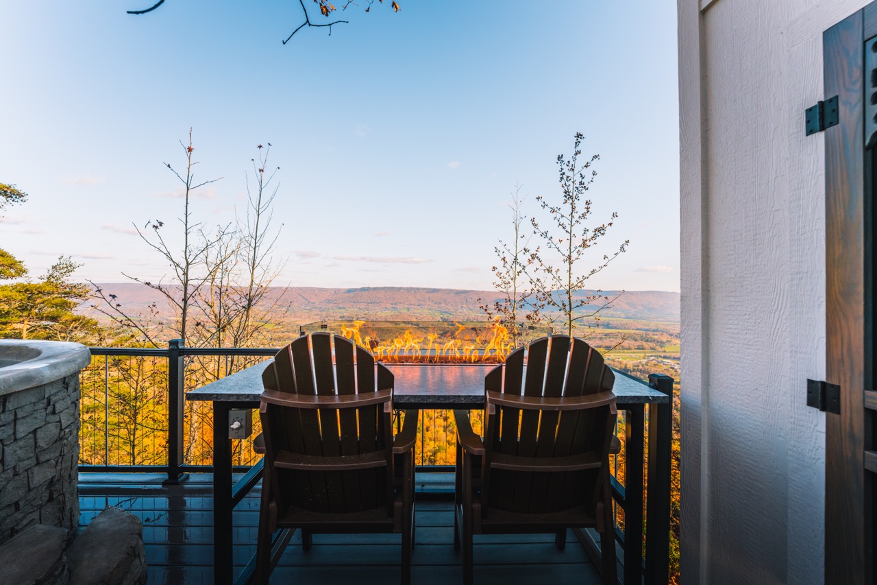 Arhaus Treehaus - Bolt Farm Treehouse